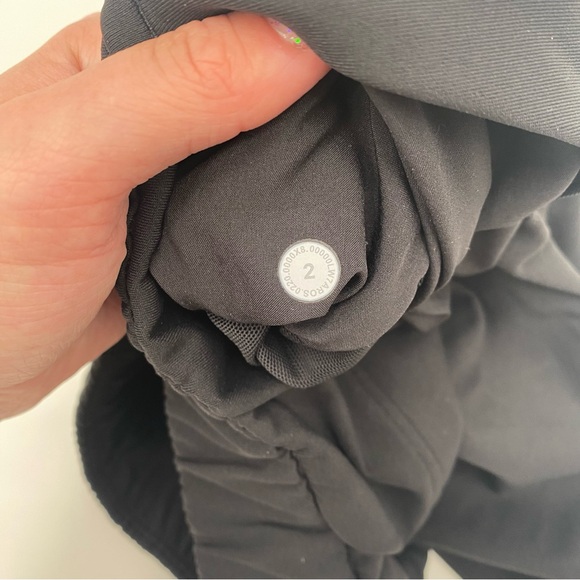 Lululemon On The Fly Shorts 2.5" Size 2 Black - Picture 5 of 5